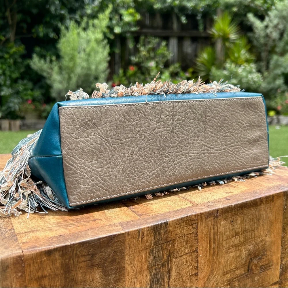 🩵 Mary Frances embellished evening bag. Luxe with beading, shells & silk fringe - Picture 6 of 10